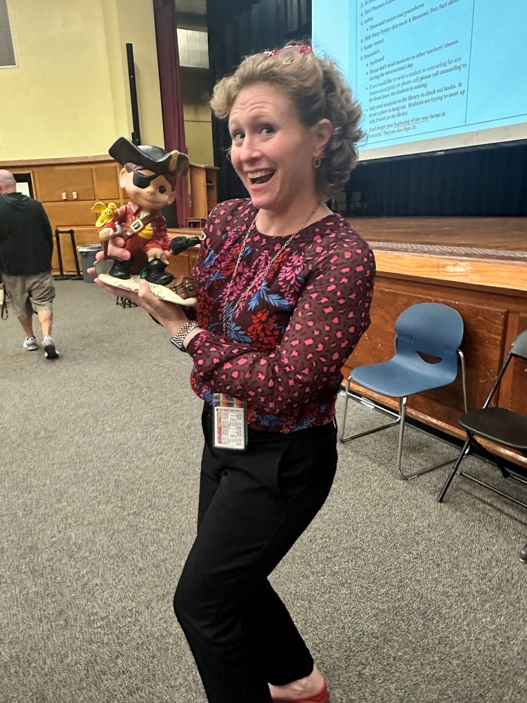 Eliza-Milcarek-Wins-the-Raider-Award