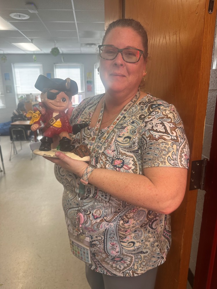 Ms-Chambers-Receives-the-Raider-Award