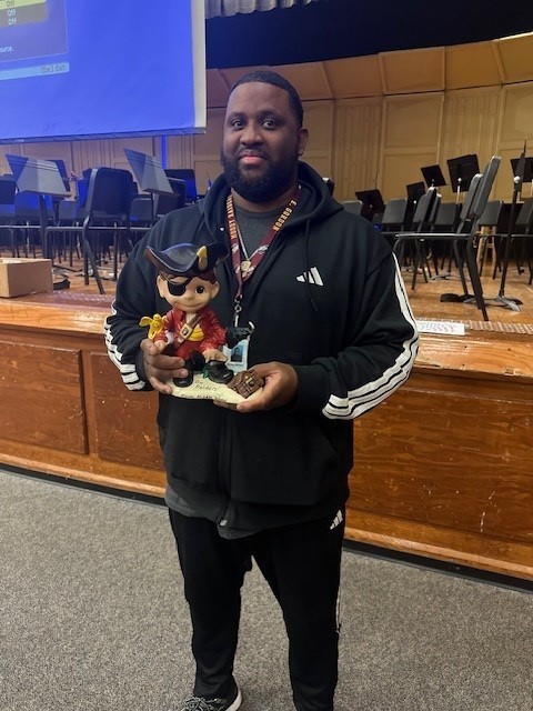 Mr-Gordon-Gets-The-Raider-Award