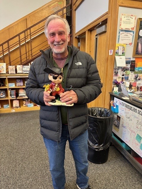 Mr-Dingle-Gets-the-Raider-Award