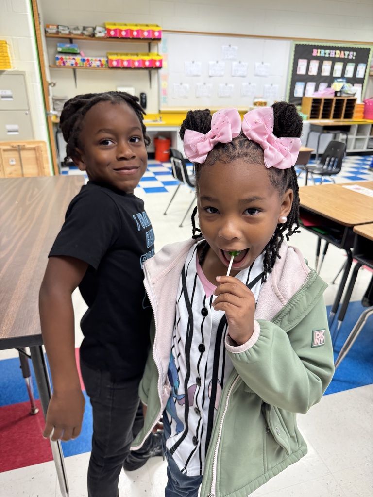 Two students smile for the camera.