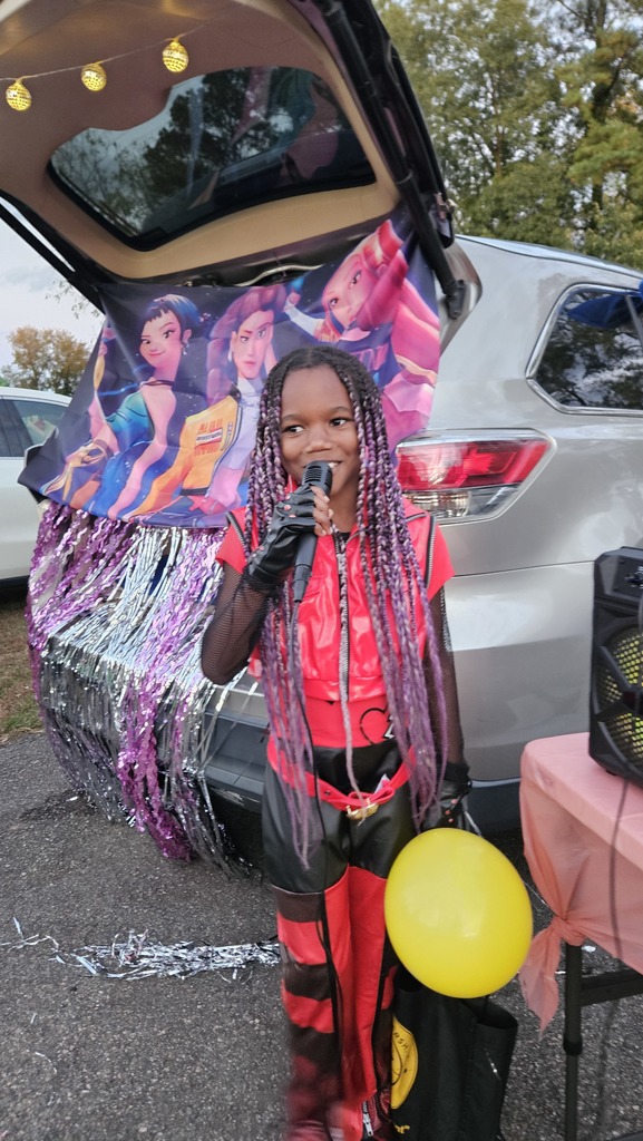 Student singing at Trunk or Treat.