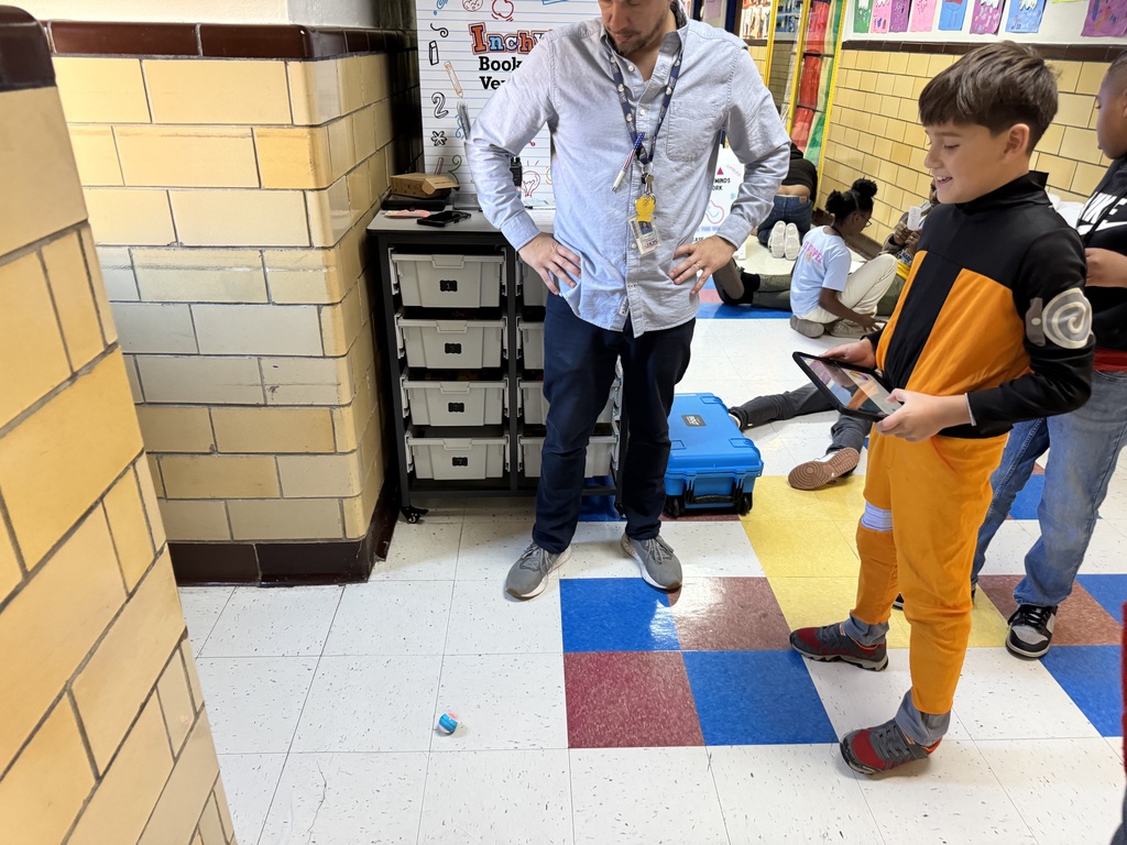 Students use Sphero Mini to play bowling and calculate the fractions.