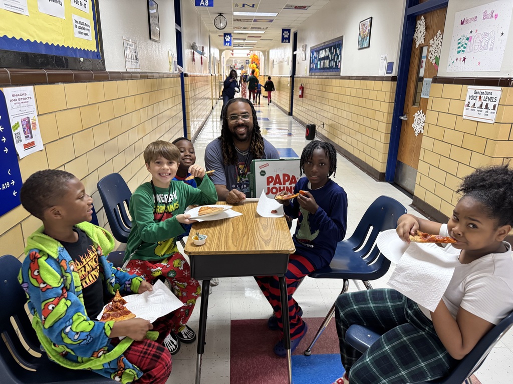 3rd graders eat lunch with Principal Gordon.