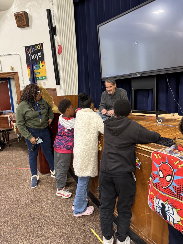 Students stand at the stage to ask Judd questions.
