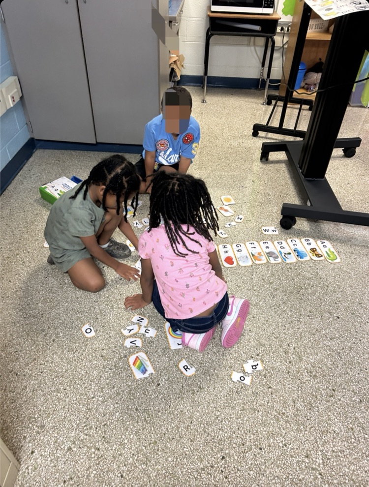 kindergarteners working together