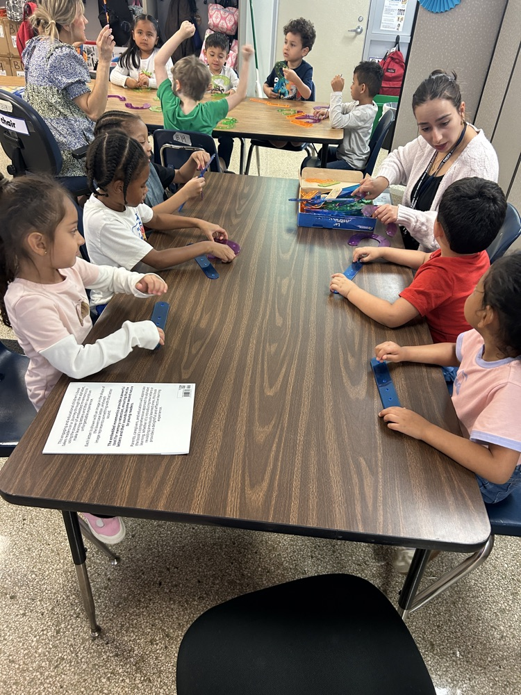 kindergarteners working together