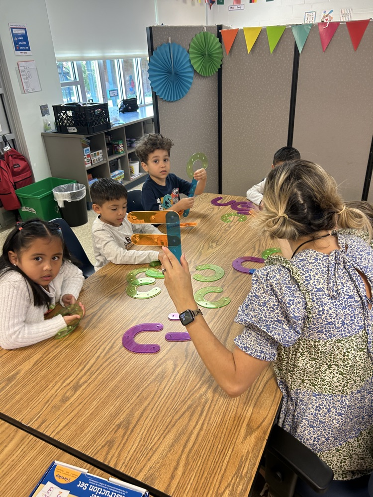 kindergarteners working together