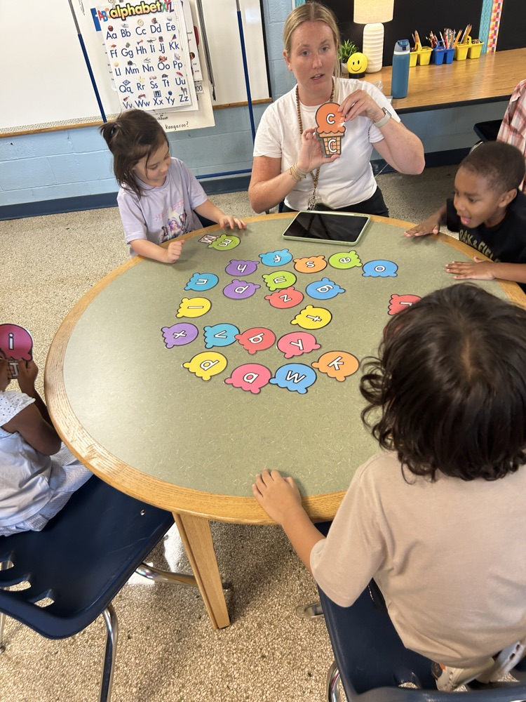 kindergarteners working together