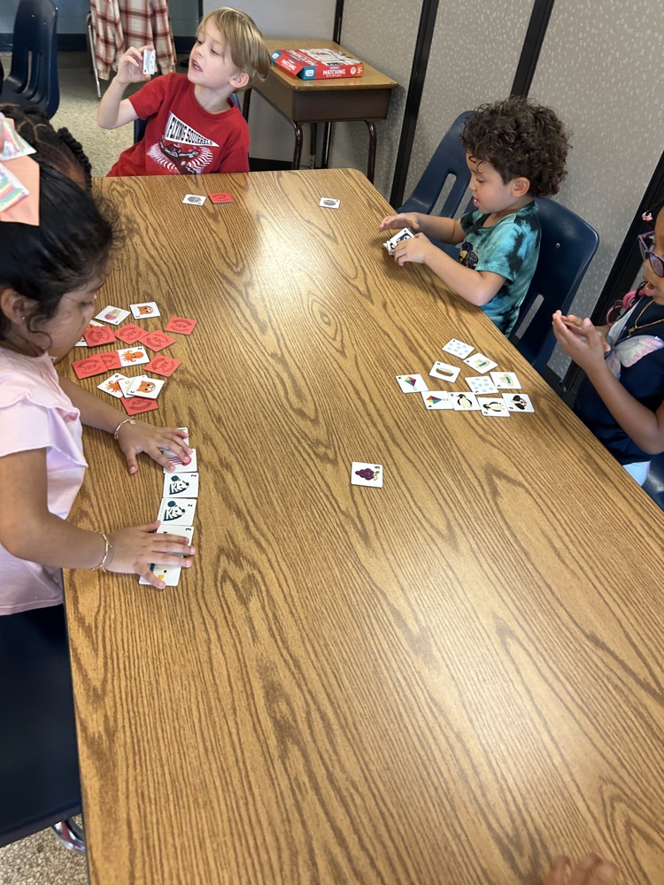 kindergarteners working together