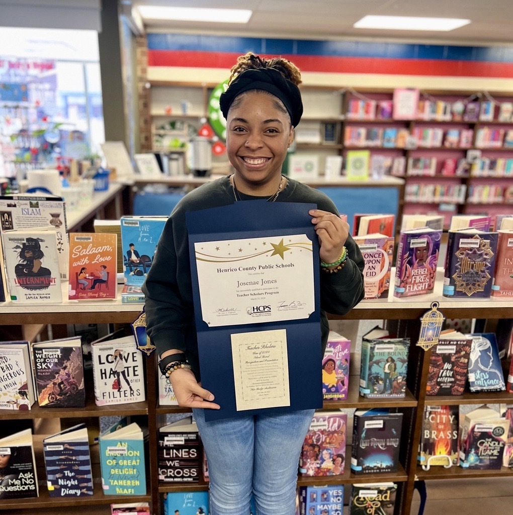 Josanae Jones holding Teacher Scholar award