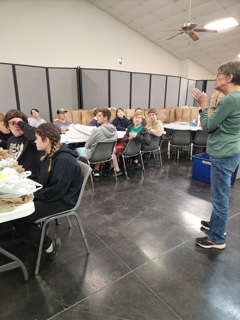 Henrietta Junior High students volunteering at the Food Pantry!