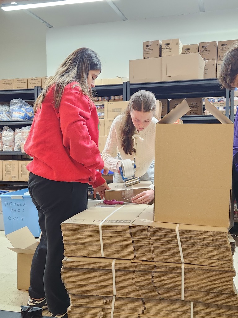 Henrietta Junior High students volunteering at the Food Pantry!