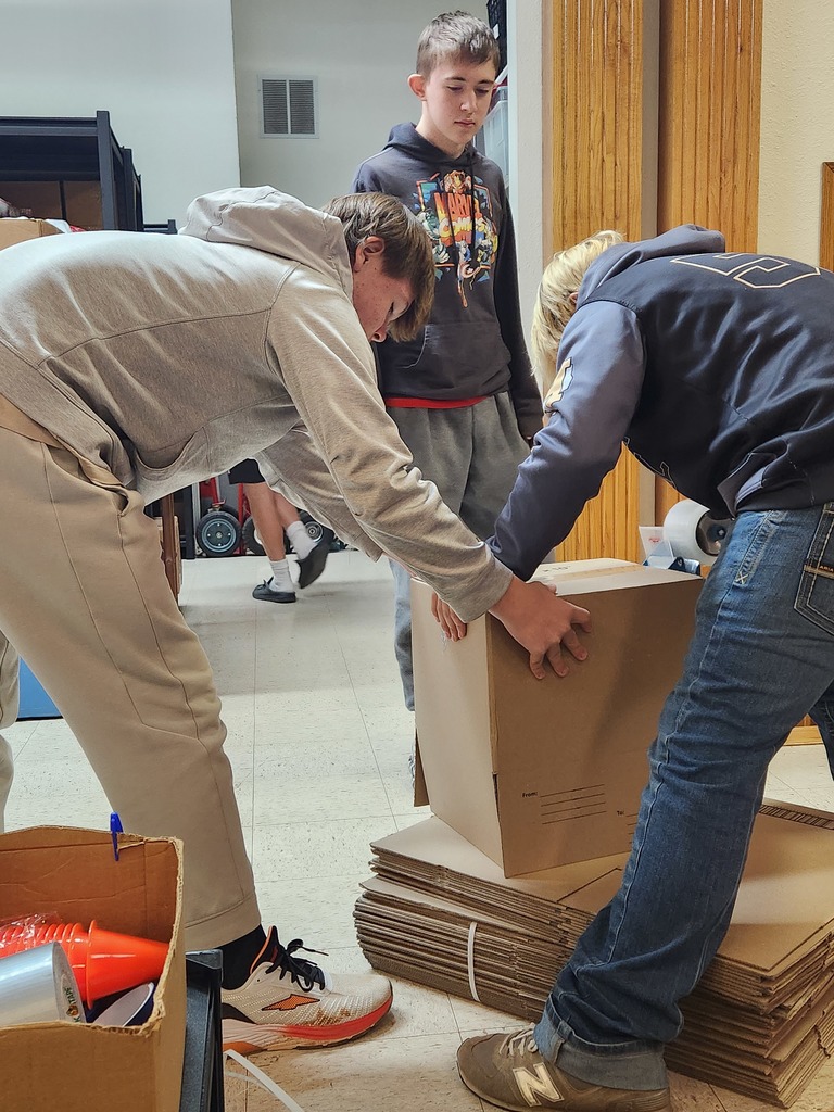Henrietta Junior High students volunteering at the Food Pantry!