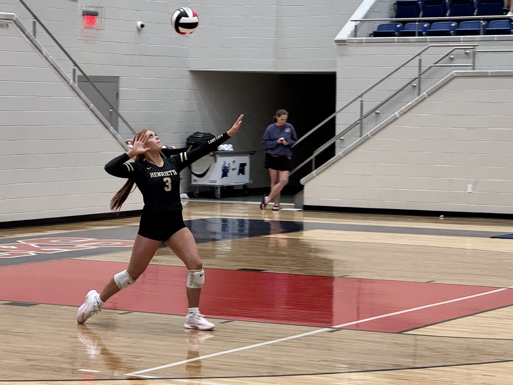Taylee serve the ball.