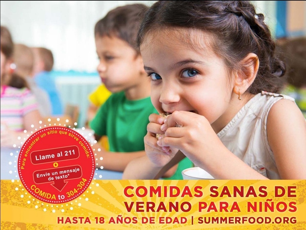 Girl eating with a plate, two other children in background, text reads "Comidas sanas de verano para niños hasta 18 años de edad."