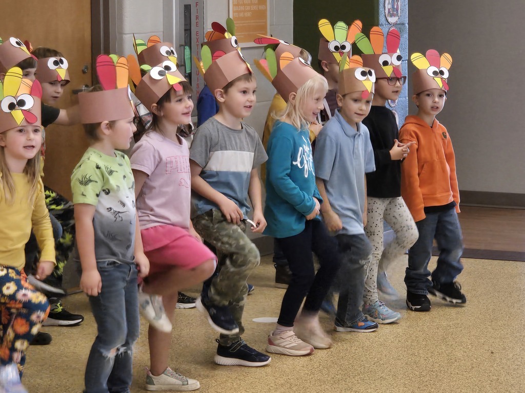 kindergarteners sing