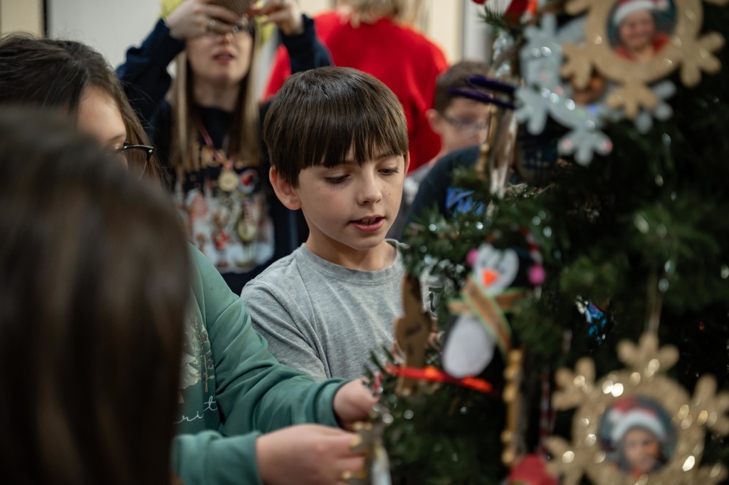HES Hanging of The Greens