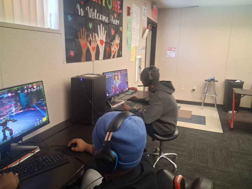 OHHS esports team playing a match