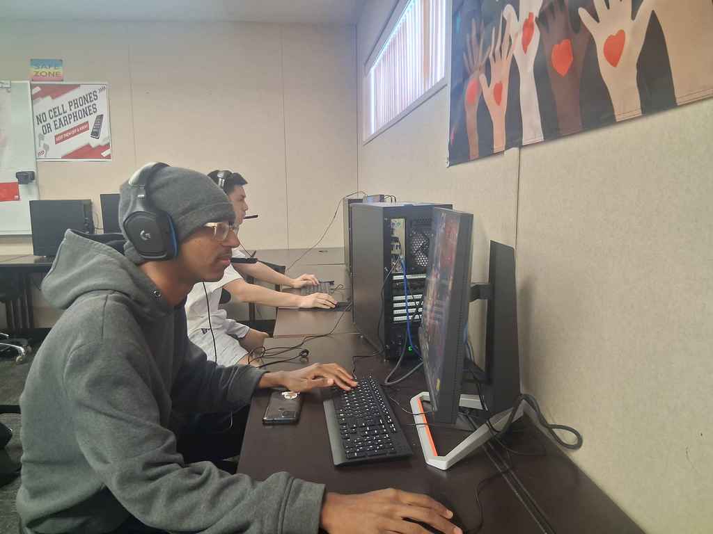 OHHS esports team playing a match