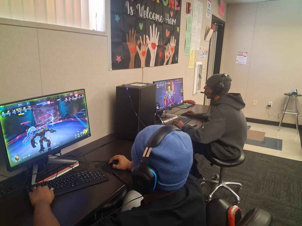 OHHS esports team playing a match