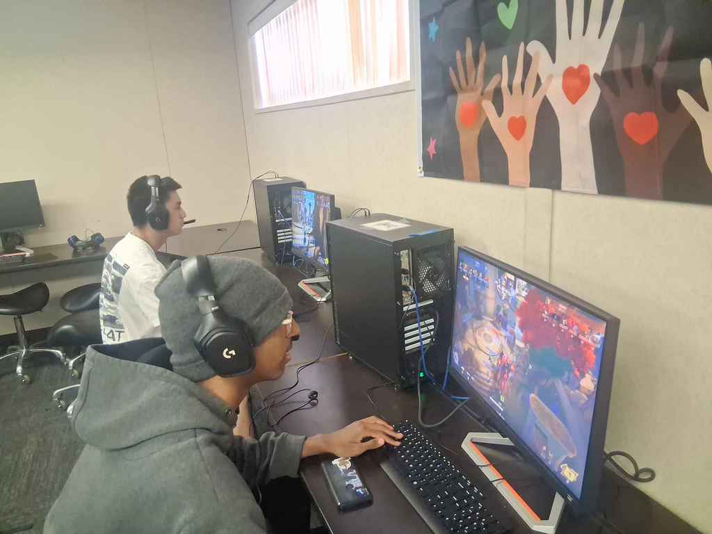 OHHS esports team playing a match