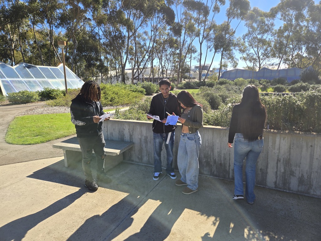 students  on san diego field trip