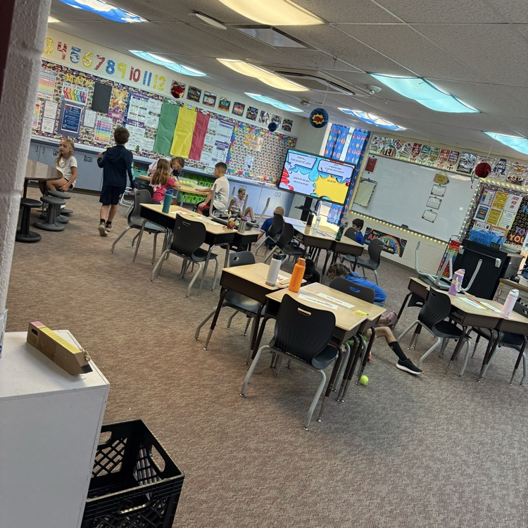 3rd grade enjoying some brain breaks and getting to know their classmates!  🔴🔵  #HESRedHawks #USD415 #RedHawkReady #Hiawathaks #HiawathaKansas #VisitHiawatha 🔴🔵
