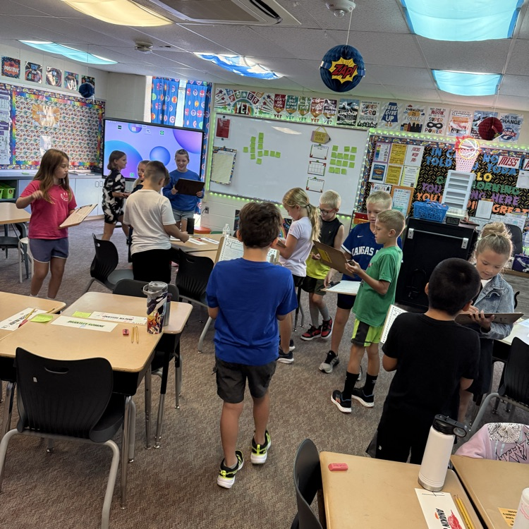 3rd grade enjoying some brain breaks and getting to know their classmates!  🔴🔵  #HESRedHawks #USD415 #RedHawkReady #Hiawathaks #HiawathaKansas #VisitHiawatha 🔴🔵