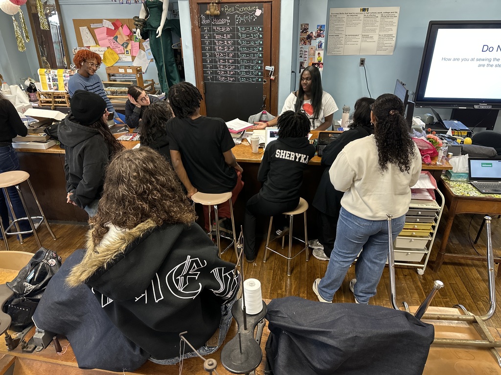 Senior Fashion Design Textile Class We love when alumni come in and talk to students! Rushlin 24’ talked about FIT, portfolio, and college life.
