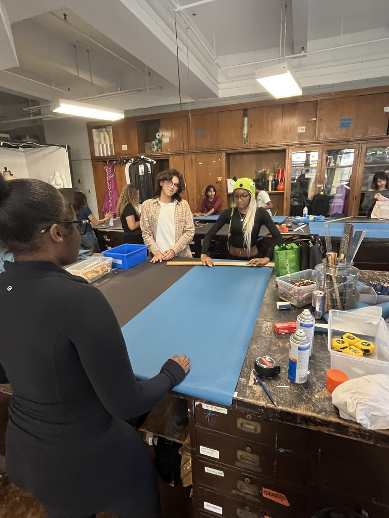 Seniors build Window Decorations