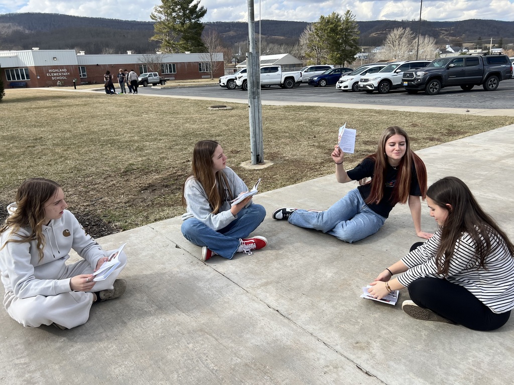 📚☀️ Learning in the Sunshine! Mrs. Hupman’s Spanish 4 students took their reading outside while enjoying a choose-your-own-adventure novel. The class has loved the book so much that they are now on their fourth adventure with it this semester! Along the way, students have written summaries, created illustrations, and even developed their own alternative endings to the story. What a fun and creative way to bring reading to life!