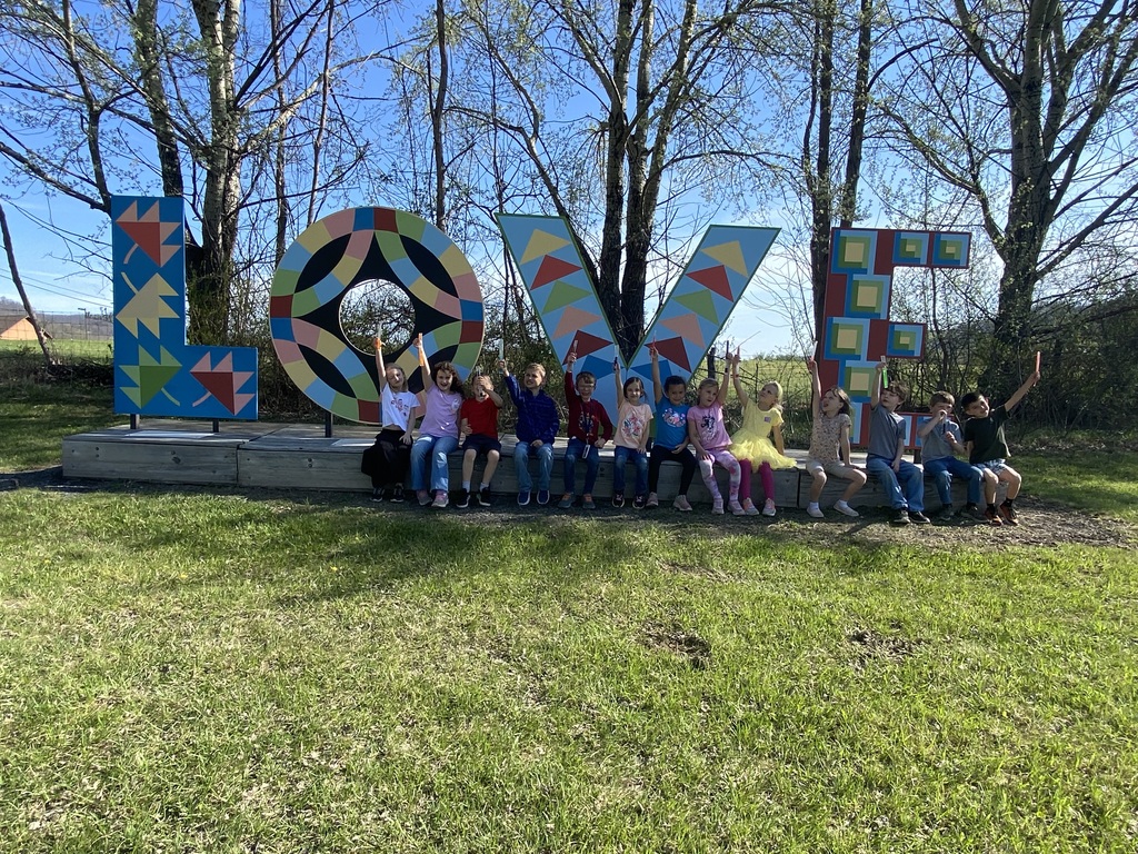 🍧👣  Our first graders are enjoying a refreshing popsicle treat as they walk the loop and work hard to earn their Mile Club feet! 👟💪  Way to go, Rams—keep stepping, keep smiling, and keep reaching those goals! 🐏👏