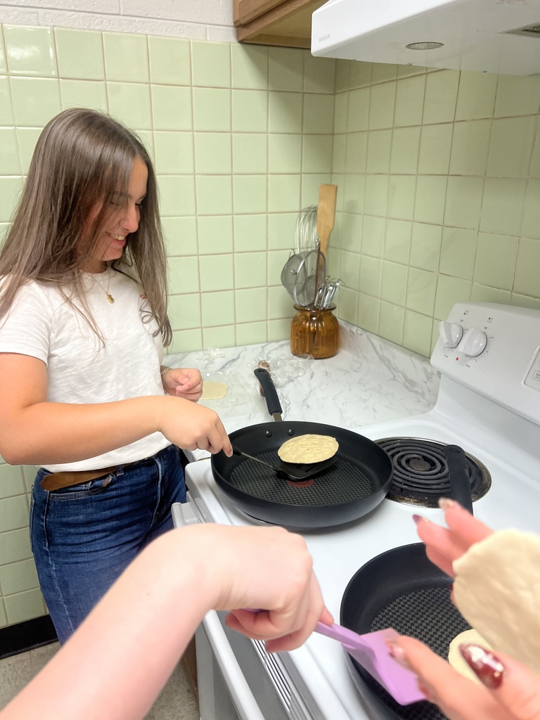🌮🇪🇸 Hands-on learning in Spanish 4!  Students prepared Spanish tortilla two different ways to compare results, and also made traditional Mexican corn tortillas—practicing a variety of shaping techniques along the way.  And of course… they sampled all of their creations! 👩‍🍳👨‍🍳