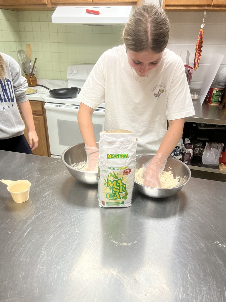 🌮🇪🇸 Hands-on learning in Spanish 4!  Students prepared Spanish tortilla two different ways to compare results, and also made traditional Mexican corn tortillas—practicing a variety of shaping techniques along the way.  And of course… they sampled all of their creations! 👩‍🍳👨‍🍳