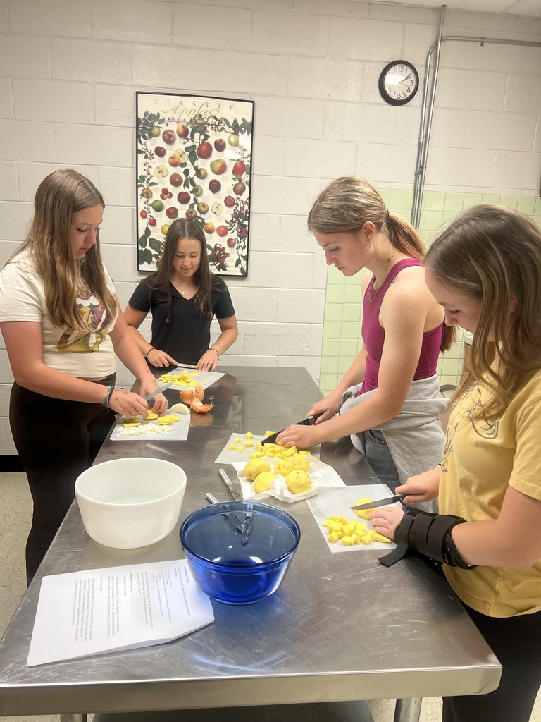 🌮🇪🇸 Hands-on learning in Spanish 4!  Students prepared Spanish tortilla two different ways to compare results, and also made traditional Mexican corn tortillas—practicing a variety of shaping techniques along the way.  And of course… they sampled all of their creations! 👩‍🍳👨‍🍳