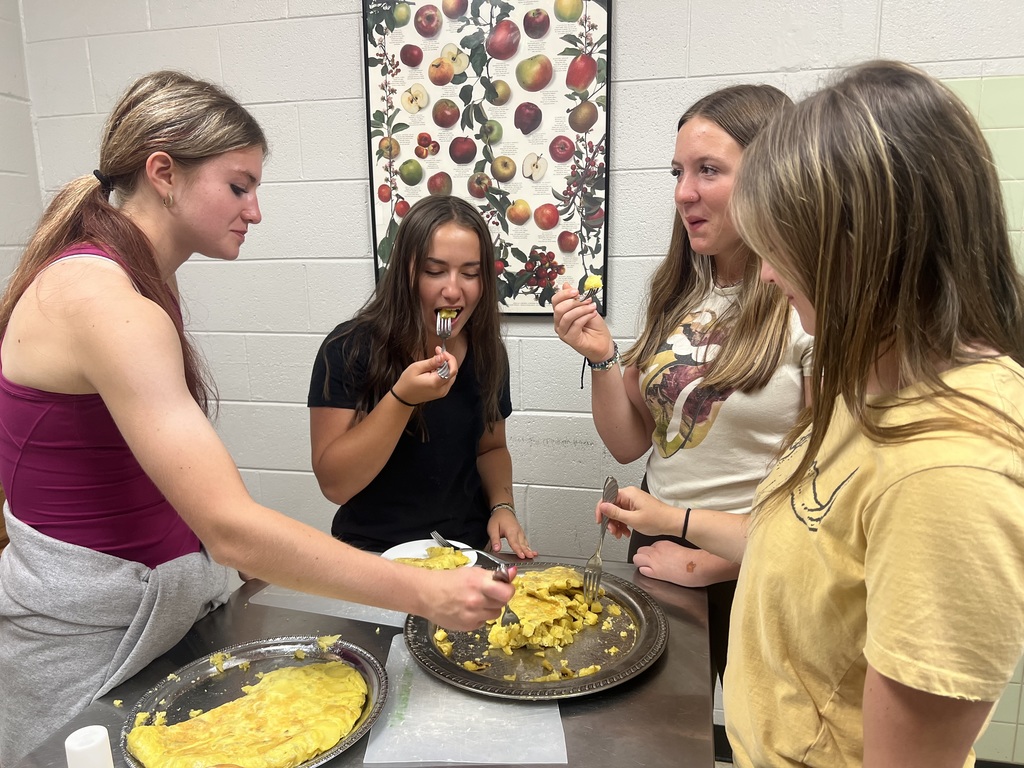 🌮🇪🇸 Hands-on learning in Spanish 4!  Students prepared Spanish tortilla two different ways to compare results, and also made traditional Mexican corn tortillas—practicing a variety of shaping techniques along the way.  And of course… they sampled all of their creations! 👩‍🍳👨‍🍳