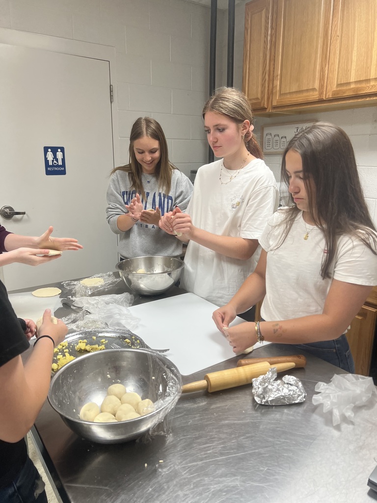 🌮🇪🇸 Hands-on learning in Spanish 4!  Students prepared Spanish tortilla two different ways to compare results, and also made traditional Mexican corn tortillas—practicing a variety of shaping techniques along the way.  And of course… they sampled all of their creations! 👩‍🍳👨‍🍳