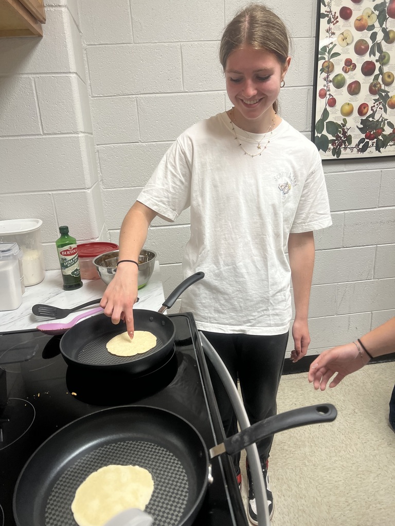 🌮🇪🇸 Hands-on learning in Spanish 4!  Students prepared Spanish tortilla two different ways to compare results, and also made traditional Mexican corn tortillas—practicing a variety of shaping techniques along the way.  And of course… they sampled all of their creations! 👩‍🍳👨‍🍳