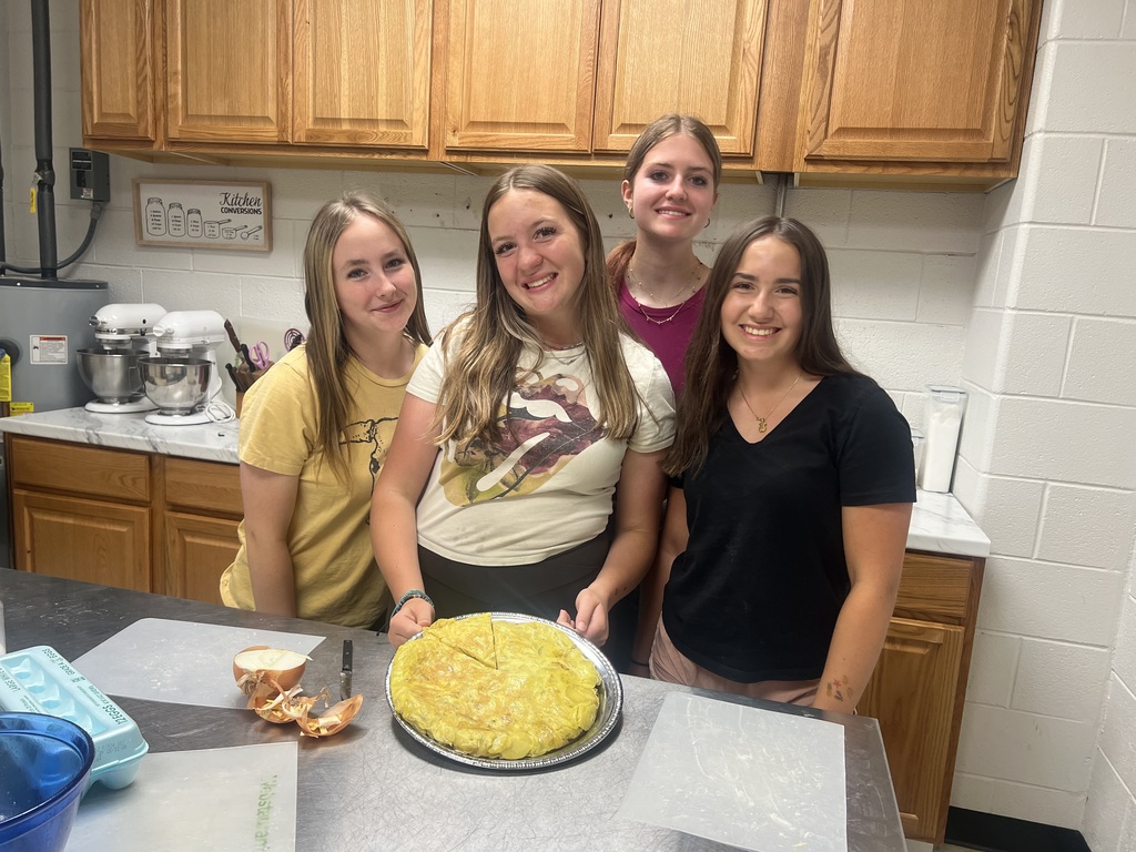 🌮🇪🇸 Hands-on learning in Spanish 4!  Students prepared Spanish tortilla two different ways to compare results, and also made traditional Mexican corn tortillas—practicing a variety of shaping techniques along the way.  And of course… they sampled all of their creations! 👩‍🍳👨‍🍳