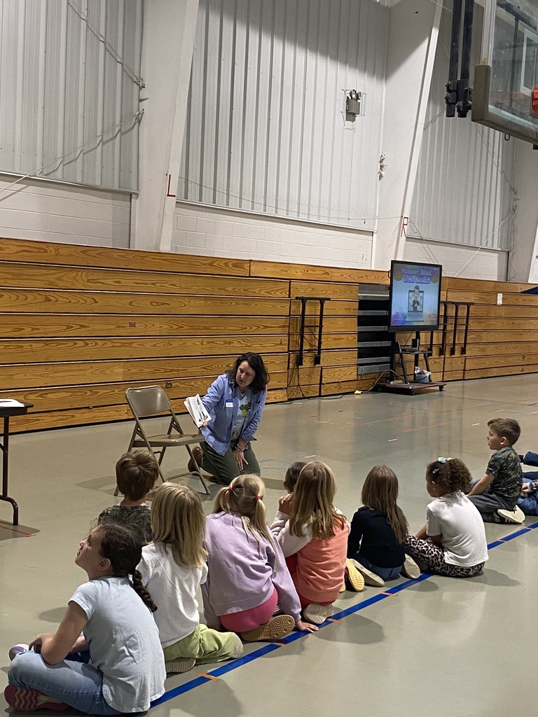🥦🍎 Learning Healthy Habits!  Elementary students had a special visit from HMC dietitian Cynthia Maerz during health class! She shared valuable insights on healthy eating, food groups, and how to read food labels.  This was the perfect conclusion to Mrs. Wood’s nutrition unit—thank you for helping bring these important lessons to life! 💙