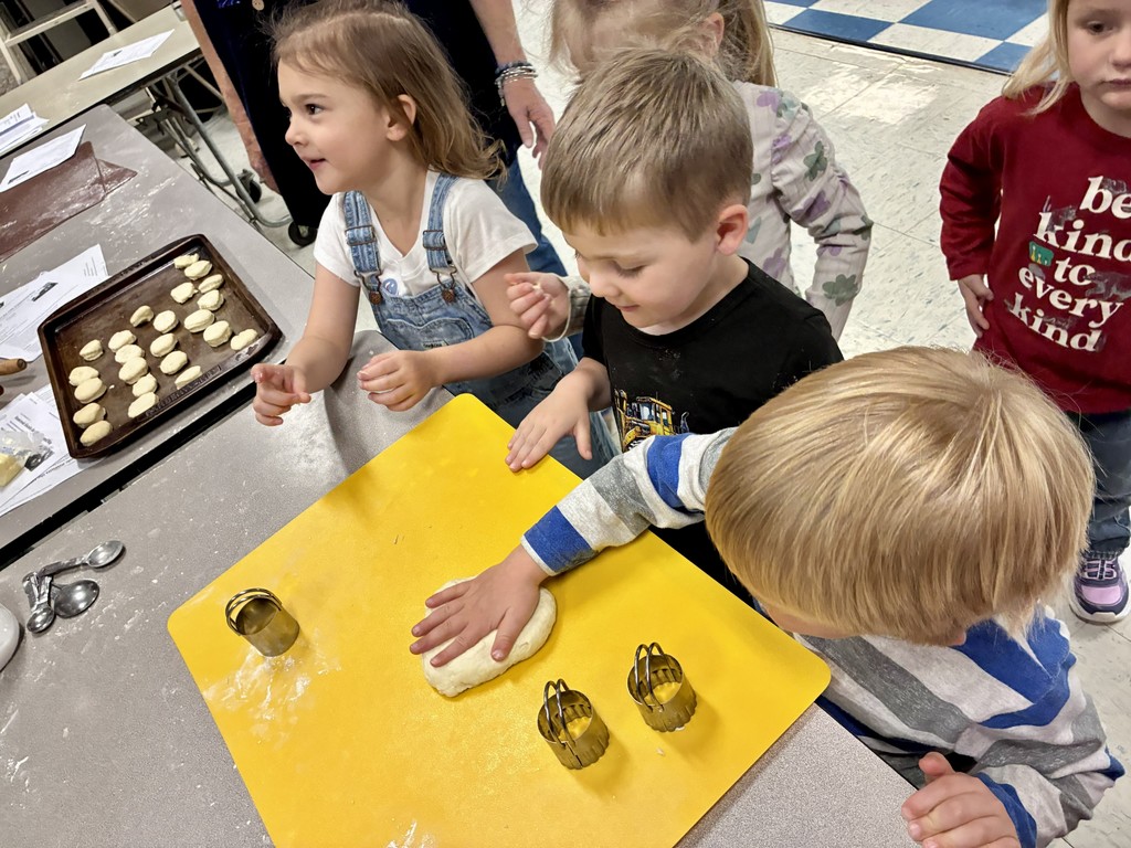 🇺🇸 A few more snapshots from our Colonial Arts & Culture Day! 📜🎩 From hands-on activities to stepping back in time through colonial traditions, our students had such a memorable day of learning and fun. Here are a few more moments we just had to share! ❤️💙✨