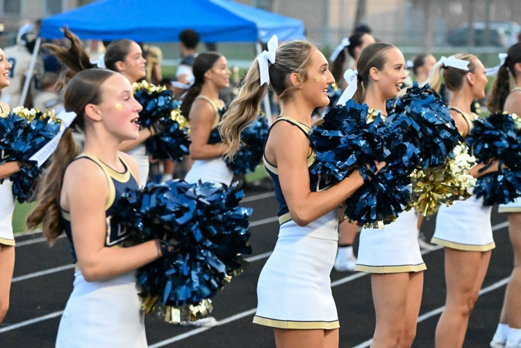 Durant High School cheerleaders