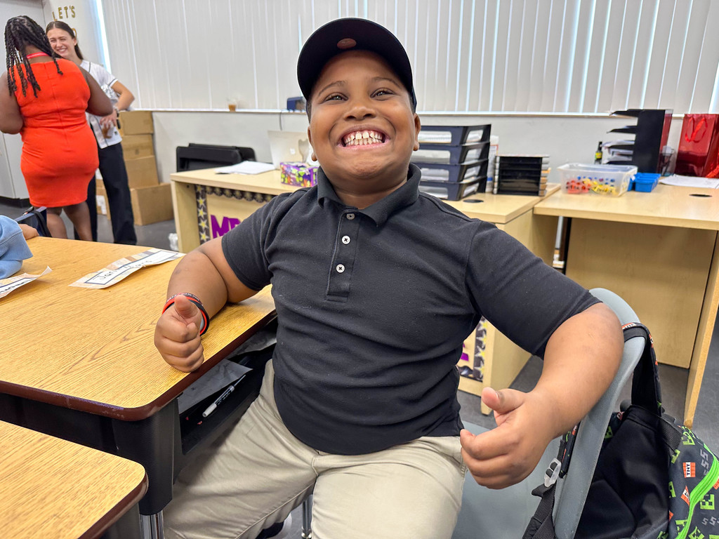 Rays players deliver schools supplies to Tampa Bay Blvd. Elementary