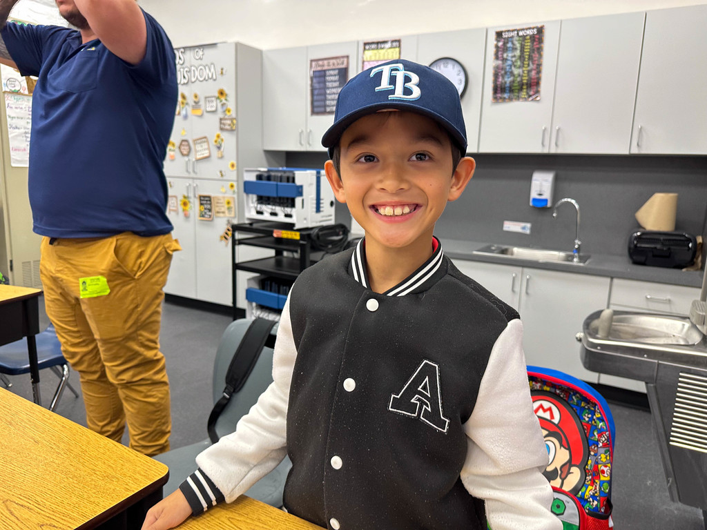 Rays players deliver schools supplies to Tampa Bay Blvd. Elementary