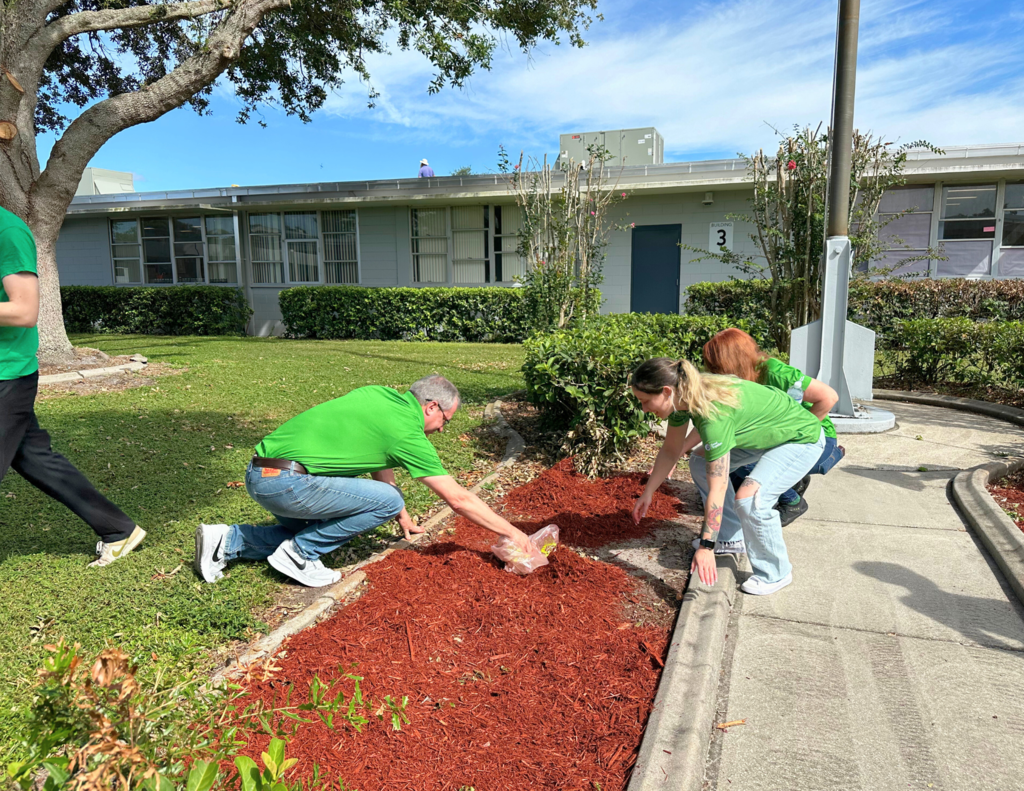 Publix gives back and volunteers at Buchanan!
