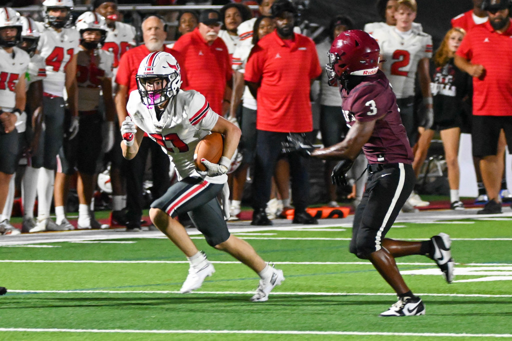 Brandon High and Bloomingdale High went head-to-head in a classic neighborhood rivalry under perfect skies. 🌟🏈