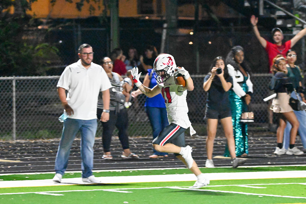 Brandon High and Bloomingdale High went head-to-head in a classic neighborhood rivalry under perfect skies. 🌟🏈