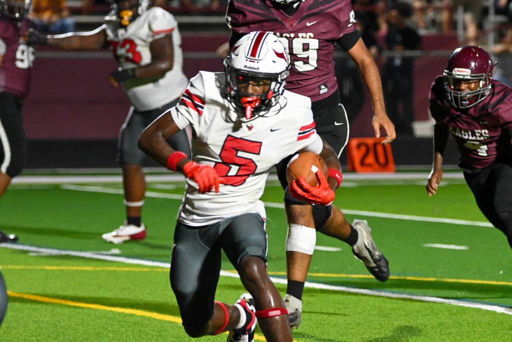 Brandon High and Bloomingdale High went head-to-head in a classic neighborhood rivalry under perfect skies. 🌟🏈