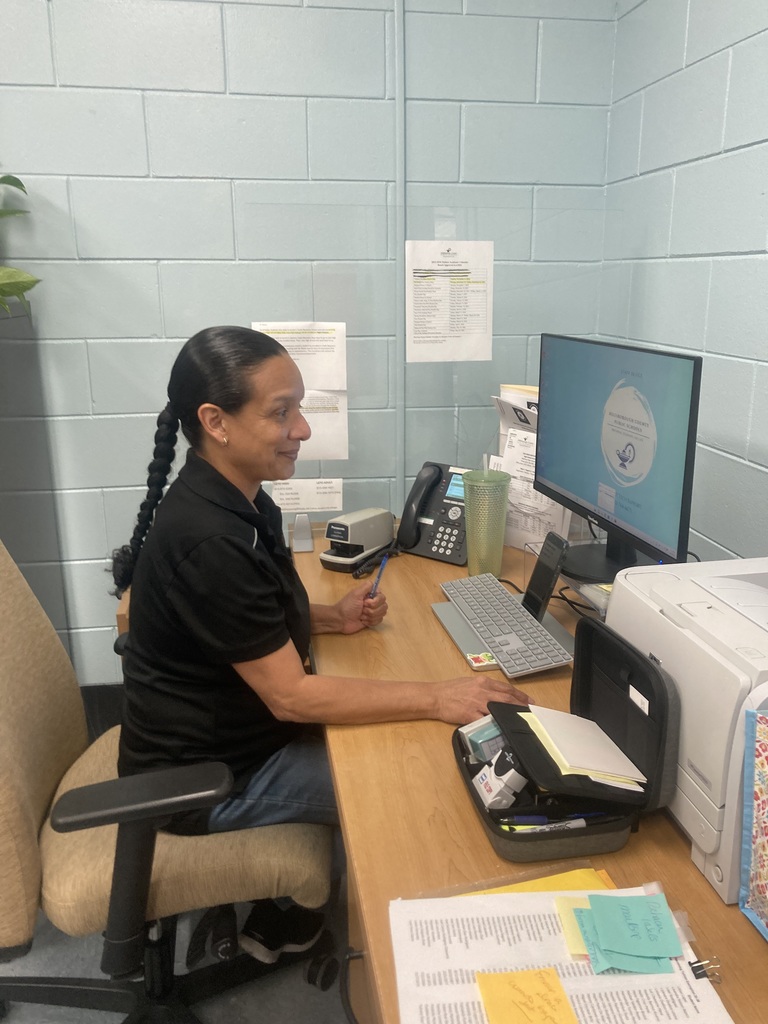 Sasha Benvenutti at a computer